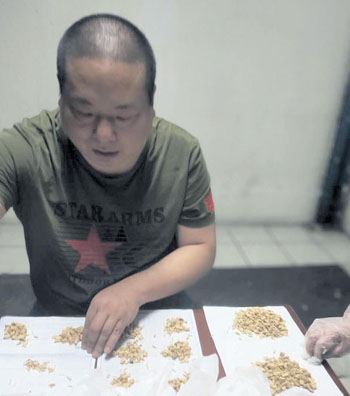 曹華欽在分配包裝中藥。