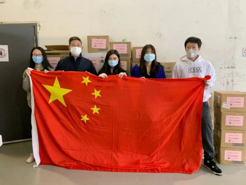 當地時間4月16日，中國駐多倫多總領館教育參贊張益群(左二)將一批“健康包”送至多倫多大學中國學生學者聯誼會。 多倫多大學中國學生學者聯誼會供圖