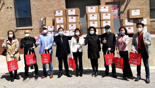 當?shù)貢r間5月7日，中華海外聯(lián)誼會和中國駐芝加哥總領(lǐng)館向當?shù)厝A人捐贈“健康包”儀式在芝加哥華埠舉行。 (張大衛(wèi) 攝)