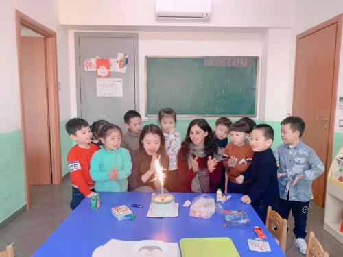 徐躍娉和意大利中意學(xué)校的孩子們一起慶祝生日。(受訪者供圖)