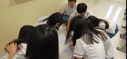 印尼泗水新中三語學(xué)校學(xué)生們在學(xué)漢語。(受訪者供圖)