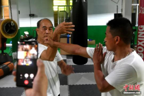 　福建省武術(shù)協(xié)會(huì)鳴鶴拳研究會(huì)會(huì)長余丹秋與徒弟們通過微信群視頻為澳大利亞鳴鶴拳愛好者傳授鳴鶴拳入門套路“八步連”。呂明 攝