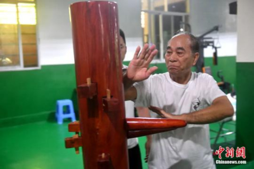 余丹秋為徒弟們傳授動(dòng)作要領(lǐng)。呂明攝