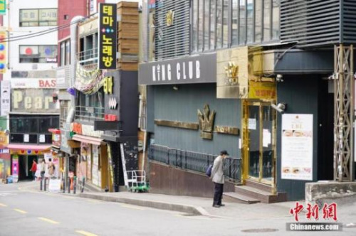 　　5月10日，韓國首爾梨泰院街區(qū)。韓國首爾梨泰院酒吧集體感染蔓延，首爾市政府于9日對全市娛樂場所發(fā)出“禁令”。 <a target='_blank' >中新社</a>記者 曾鼐 攝