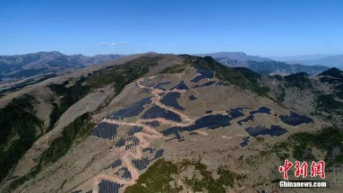 資料圖：航拍四川省涼山彝族自治州喜德縣農(nóng)光牧光一體光伏扶貧電站。劉忠俊 攝