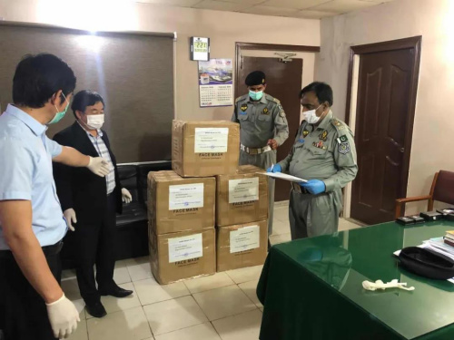 　巴基斯坦華僑華人協(xié)會向伊斯蘭堡交警捐贈口罩。受訪者供圖。
