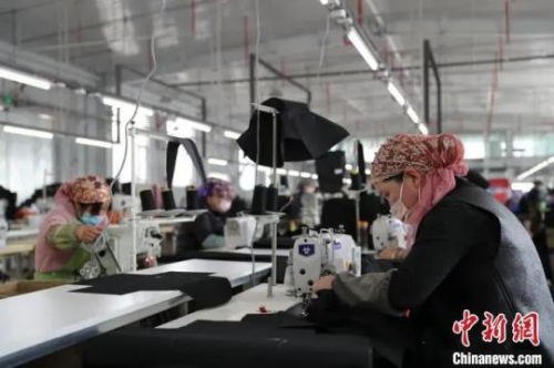 資料圖：位于寧夏固原市涇源縣的一家紡織扶貧車間內(nèi)，工人加班加點(diǎn)趕制訂單。于晶 攝