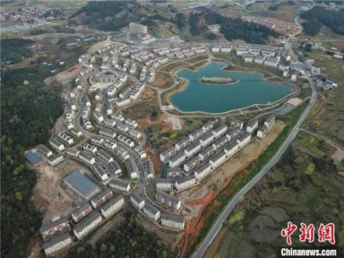 　資料圖：航拍貴州省三都水族自治縣的易地扶貧搬遷安置點(diǎn)。瞿宏倫 攝
