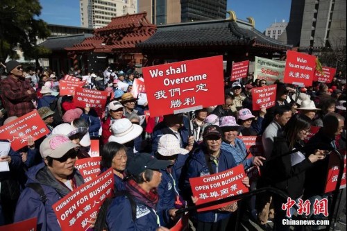 當(dāng)?shù)貢r間2月29日，民眾在舊金山參加反歧視游行，反對因為新型冠狀病毒而歧視華裔人口的行為，支持中國及全球的抗擊疫情行動。<a target='_blank' >中新社</a>記者 劉關(guān)關(guān) 攝