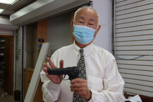 店經(jīng)理古角和接收25年的店鋪。(記者張晨／攝影)