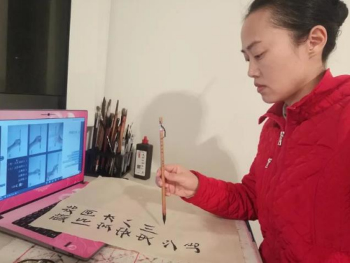澳大利亞華夏文化學校陳碧媛老師練習正確的握筆姿勢 澳大利亞華夏文化學校陳碧媛老師練習正確的握筆姿勢