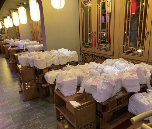 法蘭克福小龍坎火鍋店等待配送的外賣。(《歐洲時報》/受訪者供圖)