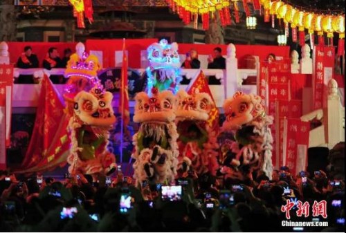 資料圖：著名華埠橫濱中華街上的新年倒計時活動，每年都吸引眾多當(dāng)?shù)貎S胞以及各方游人，場面熱鬧紅火。<a target='_blank' >中新社</a>記者 王健 攝