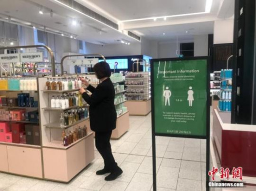 資料圖：當(dāng)?shù)貢r間5月9日，悉尼的一些商鋪已重新開業(yè)，吸引民眾逛街購物。圖為重新開業(yè)的一家大型百貨公司內(nèi)，“保持社交距離”的提示十分醒目。 <a target='_blank' >中新社</a>記者 陶社蘭 攝