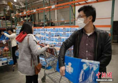 資料圖：民眾在美國超市購物。美國國土安全部建議，在大流行病威脅之下，家里最好儲存兩周的水和食物以及相關(guān)藥物等生活必需品。<a target='_blank' >中新社</a>記者 劉關(guān)關(guān) 攝