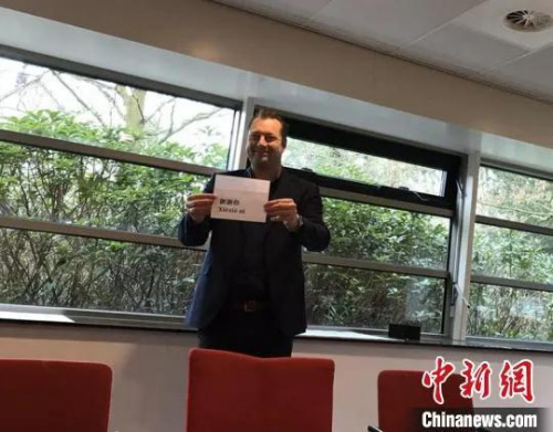 荷蘭衛(wèi)生部疾病防控中心主任斯文·德·蘭根手持“謝謝你”中文字樣。(湖南省委統(tǒng)戰(zhàn)部供圖)