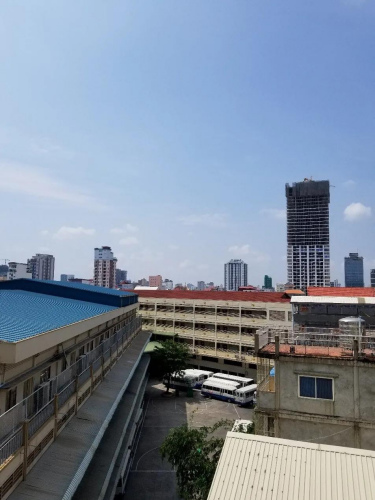 從外派教師宿舍樓窗口望出去，柬埔寨端華學(xué)校的校園一角。受訪者供圖
