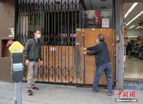 資料圖：當?shù)貢r間5月18日，美國舊金山華埠一家店鋪重新營業(yè)后，又在中午時分關(guān)上了大門。<a target='_blank' >中新社</a>記者 劉關(guān)關(guān) 攝