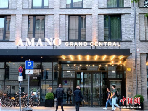 5月25日起，德國再度允許酒店接待因私人旅游目的出行的旅客，酒店業(yè)在疫情中凍結兩個月后正式步入“解封”。圖為5月27日，德國柏林火車總站外一家恢復營業(yè)的酒店。<a target='_blank' >中新社</a>記者 彭大偉 攝