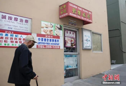 資料圖：當地時間5月18日，美國舊金山灣區(qū)進一步重啟經濟，舊金山等地區(qū)某些類型的臨街店鋪可以以路邊提貨的方式重新開門。但是，因為幾乎沒有游客，舊金山知名景點華埠的很多店鋪依然大門緊閉。 <a target='_blank' >中新社</a>記者 劉關關 攝