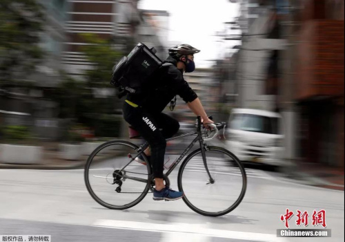 資料圖：日本擊劍名將倫敦奧運(yùn)會(huì)男子花劍團(tuán)體銀牌得主三宅諒開始騎車兼職送外賣。