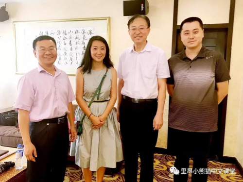 小熊貓學(xué)校羅堅(jiān)校長(zhǎng)和暨南大學(xué)華文學(xué)院院長(zhǎng)邵宜教授及其他校領(lǐng)導(dǎo)合影。(中法家庭聯(lián)合會(huì)、小熊貓學(xué)校宣傳部供圖)