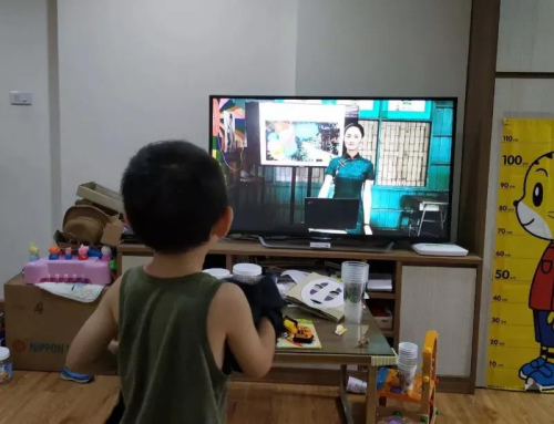 學(xué)生在家觀看中國老師的錄課視頻。受訪者供圖