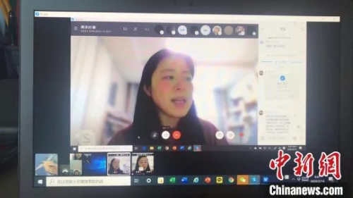 資料圖：首爾中國文化中心老師孫英霜正在給韓國學(xué)員上網(wǎng)課。(首爾中國文化中心供圖)