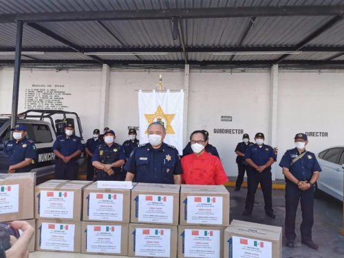圖為墨西哥尤卡坦半島華人華僑聯(lián)合會向梅里達市政府捐贈一次性醫(yī)用口罩20000個，市警察局局長代表市政府接收捐贈。受訪者供圖。