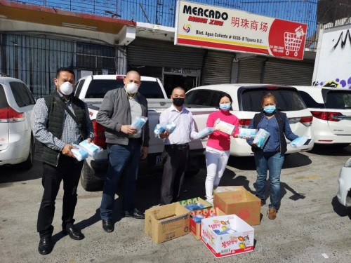 圖為梁綺梅代表超市向當(dāng)?shù)卣偷谝痪€工作人員捐贈醫(yī)療物資。受訪者供圖。