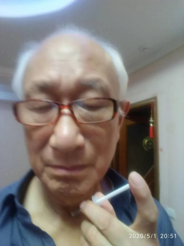 圖為司懷珠試驗穴位刺激療法，摸索規(guī)律，以幫助當(dāng)?shù)厝祟A(yù)防新冠病毒感染。受訪者供圖。