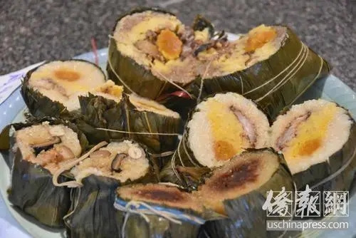 資料圖：美國(guó)中餐館“深并燒臘美食坊”銷售的粽子。(美國(guó)《僑報(bào)》/李青蔚 攝)