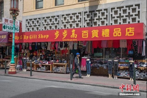 當(dāng)?shù)貢r(shí)間5月18日，一名戴口罩男子路過美國舊金山華埠一家店鋪。<a target='_blank' >中新社</a>記者 劉關(guān)關(guān) 攝 