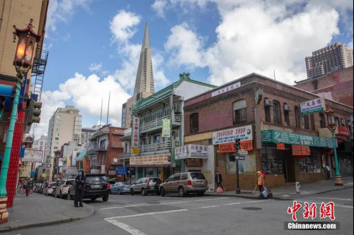 因?yàn)閹缀鯖]有游客，舊金山知名景點(diǎn)華埠的很多店鋪依然大門緊閉。<a target='_blank' >中新社</a>記者 劉關(guān)關(guān) 攝