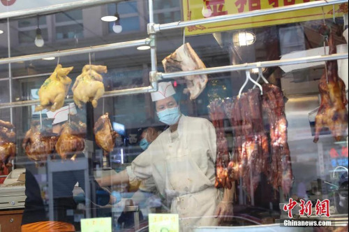 資料圖：當?shù)貢r間5月12日，紐約曼哈頓唐人街，一家恢復(fù)營業(yè)的燒臘店為人們提供外賣服務(wù)。<a target='_blank' >中新社</a>記者廖攀 攝