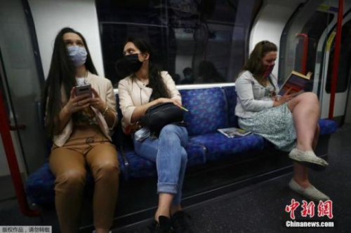 　　當(dāng)?shù)貢r(shí)間6月15日，英國(guó)倫敦，乘客戴口罩乘坐地鐵出行。據(jù)報(bào)道，英國(guó)政府4日宣布，從6月15日起，在公共交通工具上將強(qiáng)制要求乘客戴口罩。