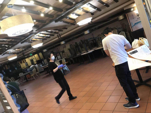 封城期間餐館只能外送，一家中餐館在外送食物。