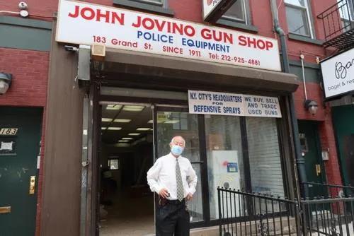 店經(jīng)理古角和接收25年的店鋪。(圖片來源：美國《世界日報(bào)》/張晨 攝)