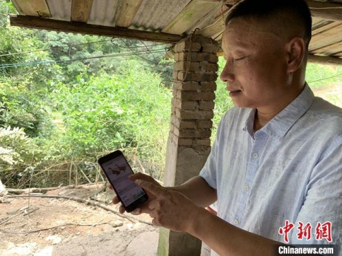 趙九生正在給記者展示今天收到的訂單。李韻涵 攝