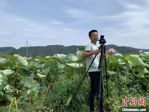 萬亮正在利用手機直播售賣自家農產品。李韻涵 攝