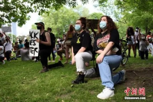 資料圖：加拿大多倫多，參加反種族主義游行集會的民眾單膝下跪，表達(dá)反對種族歧視的訴求。<a target='_blank' >中新社</a>記者 余瑞冬 攝