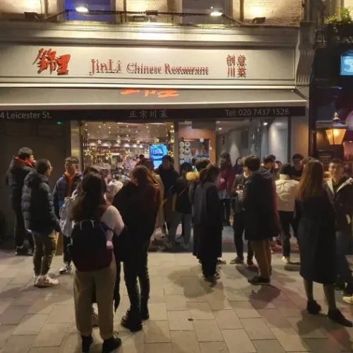 資料圖：封鎖前，顧客在倫敦中國城的錦里老店門口大排長龍。(受訪者提供)