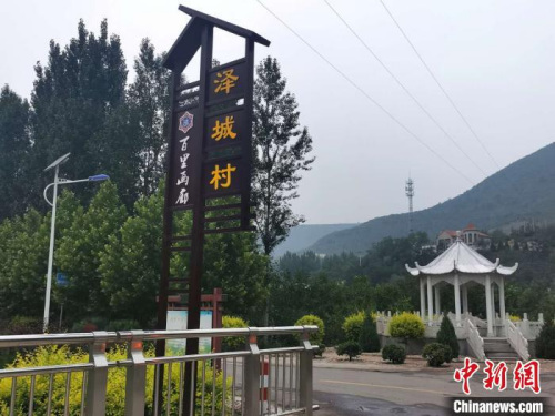 離郭家峪村二十余公里外的澤城村，亦從產(chǎn)業(yè)根本發(fā)力，立體式發(fā)展特色增收產(chǎn)業(yè)。（楊杰英 攝）