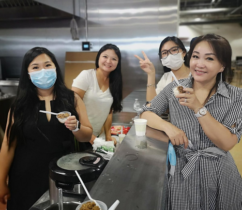 客人們和美食廣場(chǎng)的店主人一起高興地期盼著“香港超市”的開(kāi)業(yè)。(《芝加哥華語(yǔ)論壇》報(bào)/張大衛(wèi) 攝)