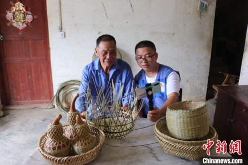 梁福年通過網(wǎng)絡(luò)直播方式幫助蘇國厚銷售竹編助增收?！＄婙Q 攝