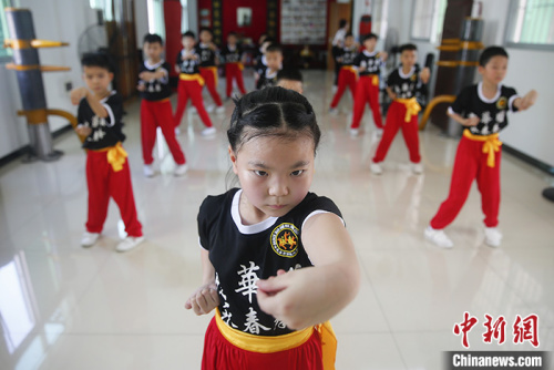圖為6月13日，小學(xué)生在紅基石黨群服務(wù)中心圖書館內(nèi)練習(xí)詠春拳。 <a target='_blank' >中新社</a>記者 王駿 攝