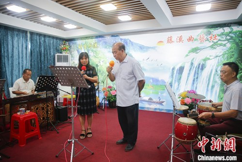 圖為6月13日，老年人在紅基石黨群服務(wù)中心內(nèi)表演粵曲。<a target='_blank' >中新社</a>記者 王駿 攝