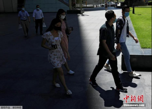 資料圖：新加坡中央商務(wù)區(qū)戴口罩的上班族午休。