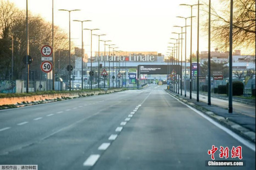 資料圖：米蘭通往利納特機(jī)場(chǎng)空空蕩蕩的公路。