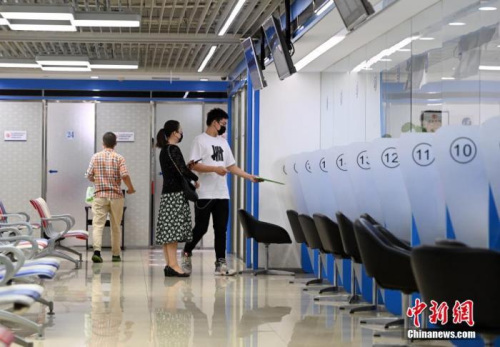 資料圖：市民在位于北京的英國(guó)簽證申請(qǐng)中心遞交簽證相關(guān)材料。 <a target='_blank' >中新社</a>記者 侯宇 攝